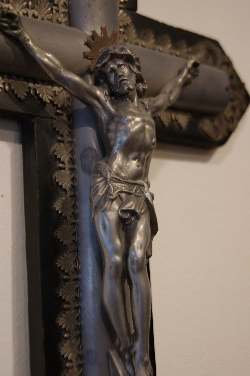 Crocifisso italiano di inizio 1900 in metallo con croce in legno.