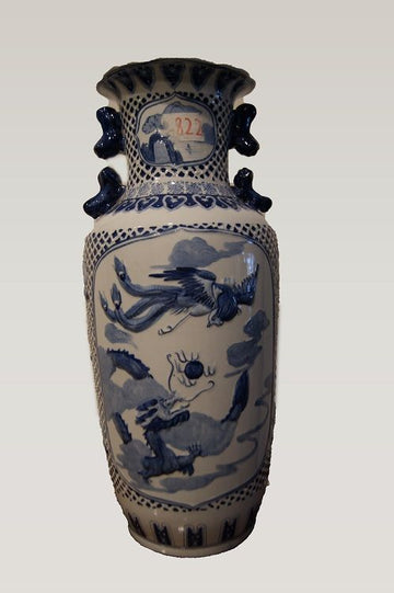 Vase chinois ancien en porcelaine blanche à décors bleus