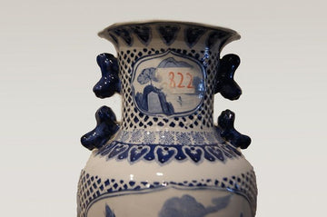 Vase chinois ancien en porcelaine blanche à décors bleus