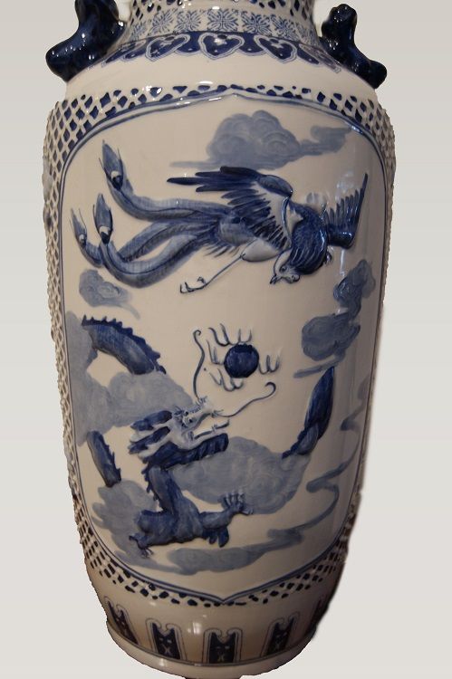 Antico vaso cinese in porcellana bianca e con decori blu