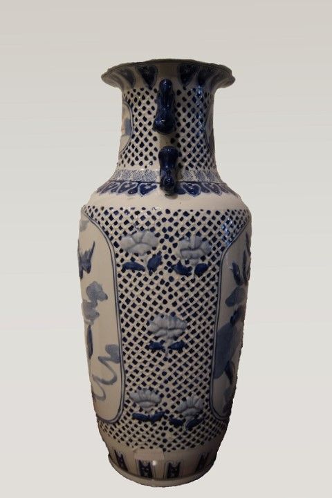 Antico vaso cinese in porcellana bianca e con decori blu