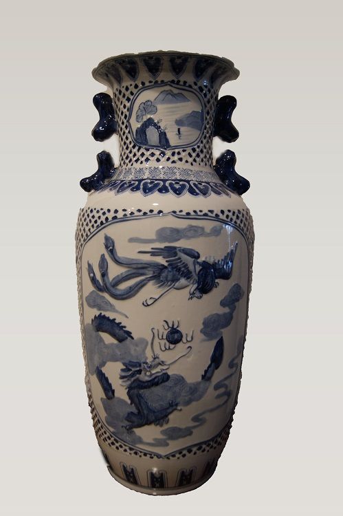 Antico vaso cinese in porcellana bianca e con decori blu Antico vaso cinese in porcellana bianca e con decori blu
