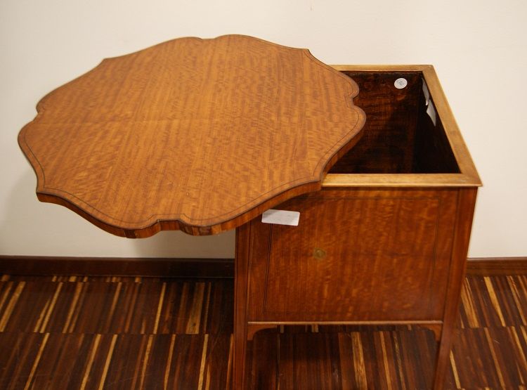 Antico tavolino del 1800 Sheraton in satinwood