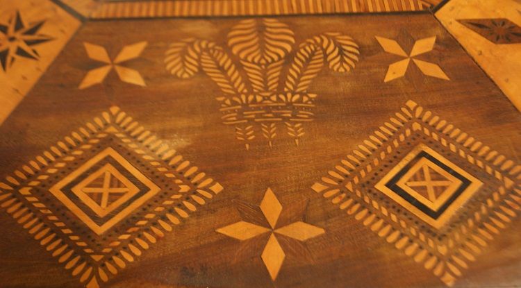 Antico tavolo inglese riccamente intarsiato del 1800