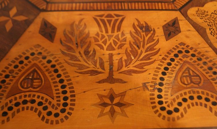 Antico tavolo inglese riccamente intarsiato del 1800