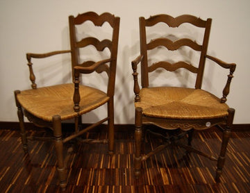 Paire de fauteuils antiques en cannage des années 1800