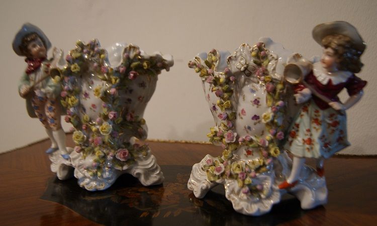 Vasetti con personaggi in porcellana di Meissen