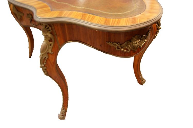Scrivania sagomata Luigi XV del 1800 in bois de rose