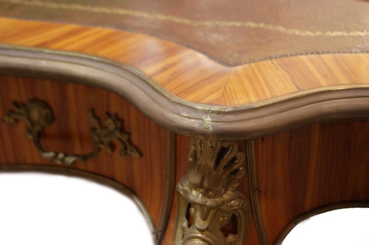 Scrivania sagomata Luigi XV del 1800 in bois de rose