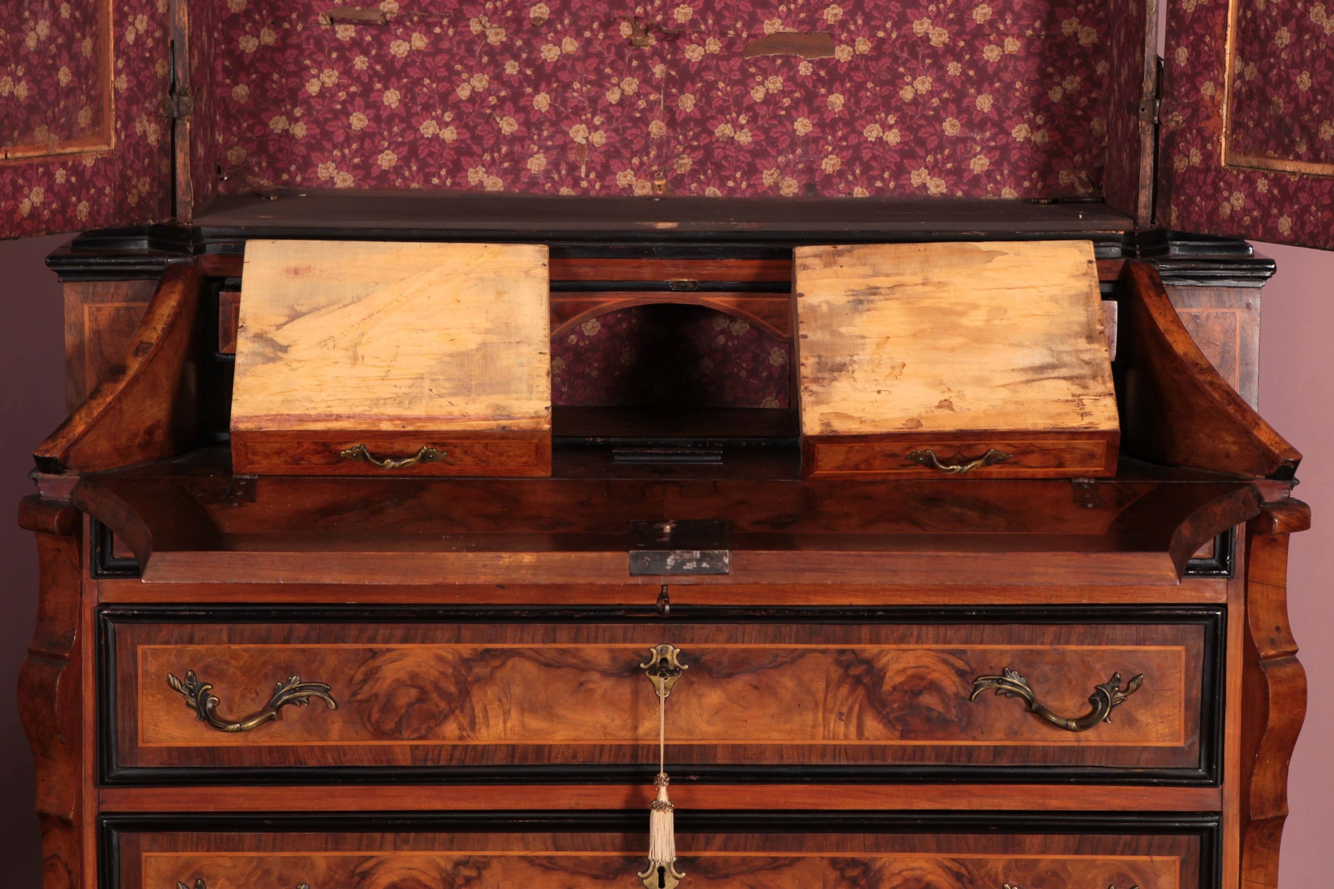 Antico e pregiato trumeau in radica di noce, Lombardo del 1700 18thcentury