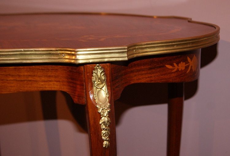 Tavolino del 1800 francese Luigi XV con intarsi floreale e bronzi