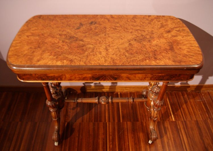 Tavolino da gioco Inglese del 1800 in radica di noce con intagli