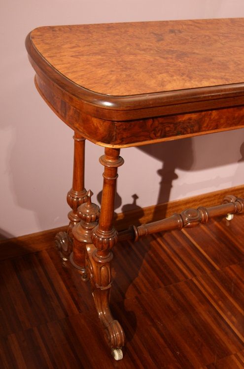 Tavolino da gioco Inglese del 1800 in radica di noce con intagli