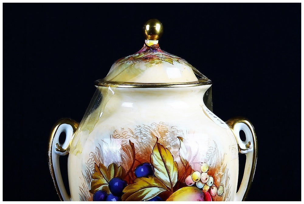 Coppia di potiche in porcellana con decori policromi - Marchio Aynsley