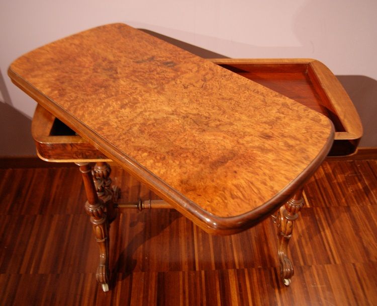 Tavolino da gioco Inglese del 1800 in radica di noce con intagli