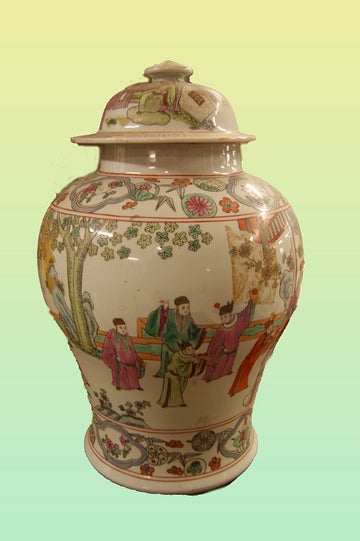 Vase antique chinois en porcelaine blanche avec personnages