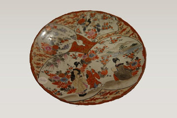 Assiette ancienne en porcelaine orientale des années 1800 à décor de personnages