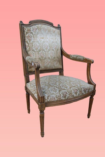 Paire de fauteuils Louis XVI en noyer de la fin du 19ème siècle