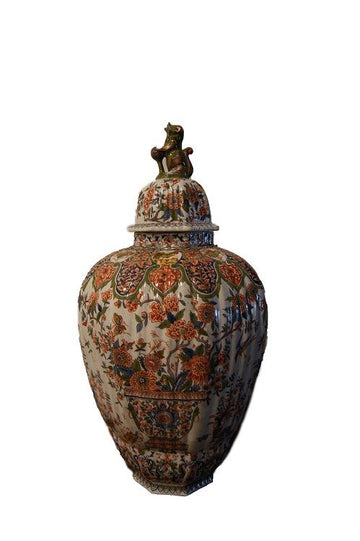 Vaso in porcellana francese riccamente decorato