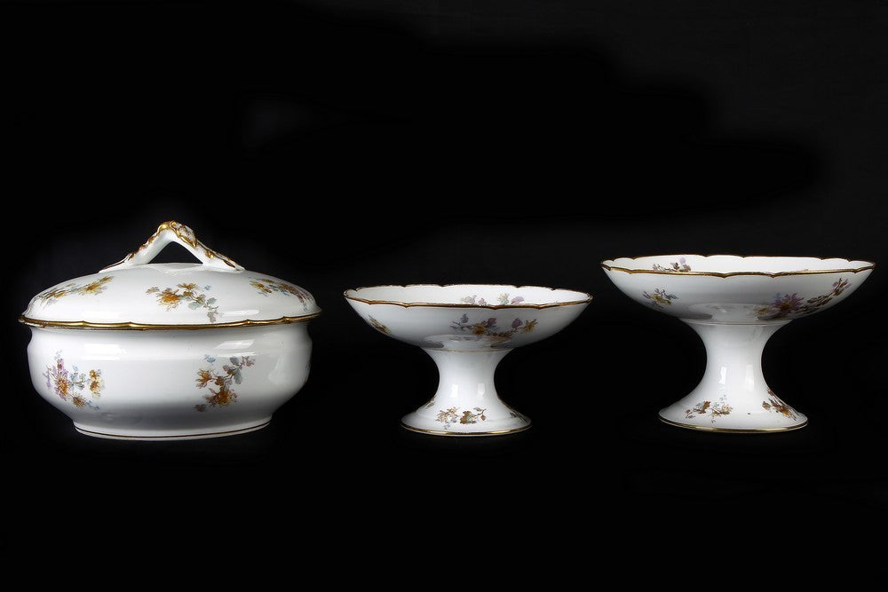 Service de table en porcelaine de Limoges à décor de motifs floraux