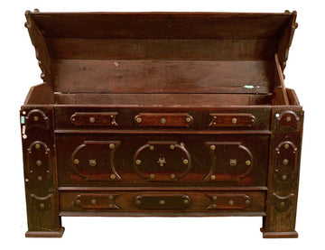 antique Italian chest from the 1600s, a piece of furniture suitable for storing flour