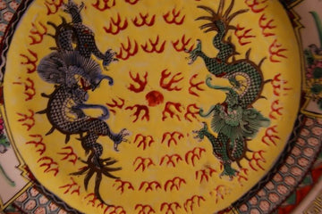 Assiette chinoise ancienne avec fabrication de dragons au dos