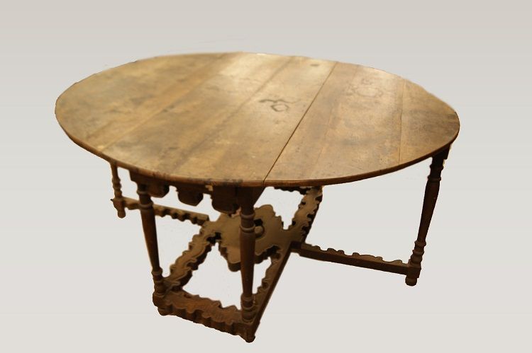 Antico tavolo in noce del 1600 stile Luigi XIV 