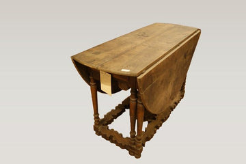 Table ancienne en noyer des années 1600 de style Louis XIV