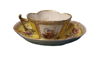 Tasse et soucoupe antiques en porcelaine de Meissen à décor de fleurs et scènes galantes