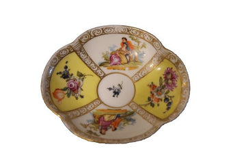 Tasse et soucoupe antiques en porcelaine de Meissen à décor de fleurs et scènes galantes