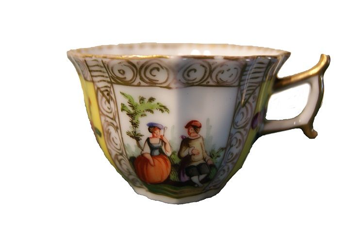 Tazzina in porcellana del 1800 Meissen con fiori e personaggi