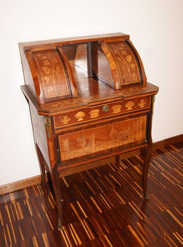 Superbe meuble français richement marqueté de style Louis XV des années 1800
