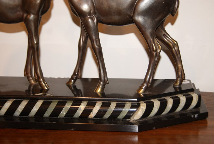 Scultura in bronzo Decò francese di inizio 1900 coppia di cervi con base marmo