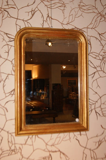 Miroir français avec coins supérieurs biseautés et cadre décoré