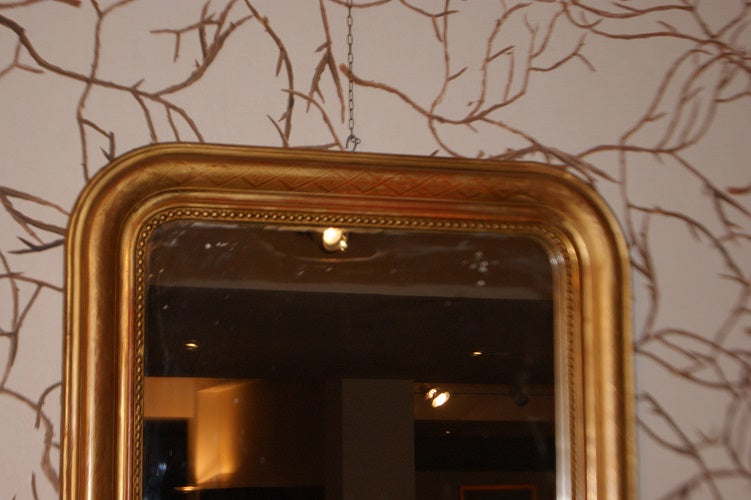 Bellissima specchiera francese con angoli superiore smussati e cornice decorata