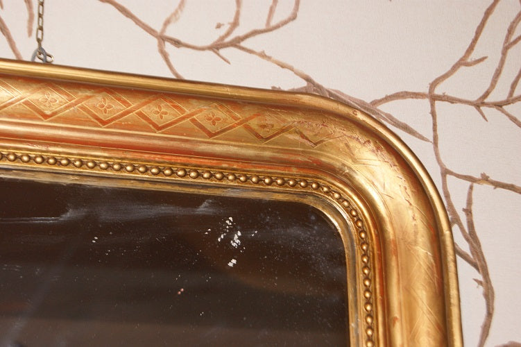 Bellissima specchiera francese con angoli superiore smussati e cornice decorata
