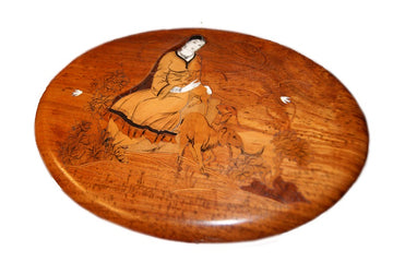 Tablette en bois finement marquetée représentant une dame