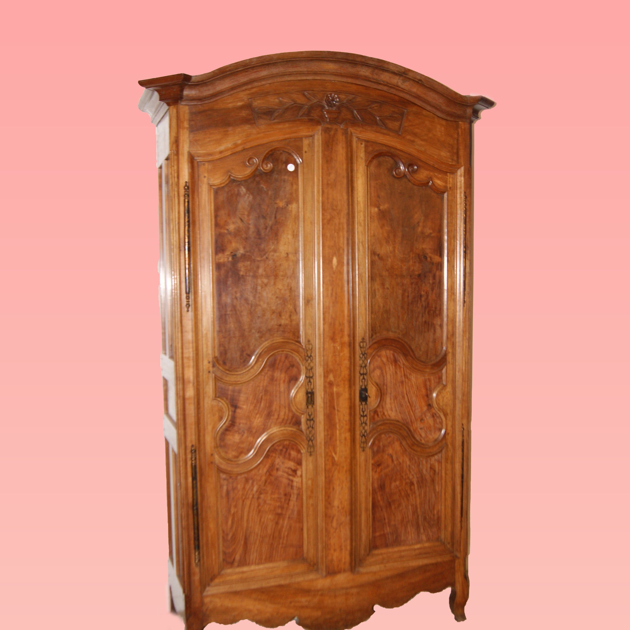 Bellissimo armadio francese del 1700 in legno di noce stile Provenzale