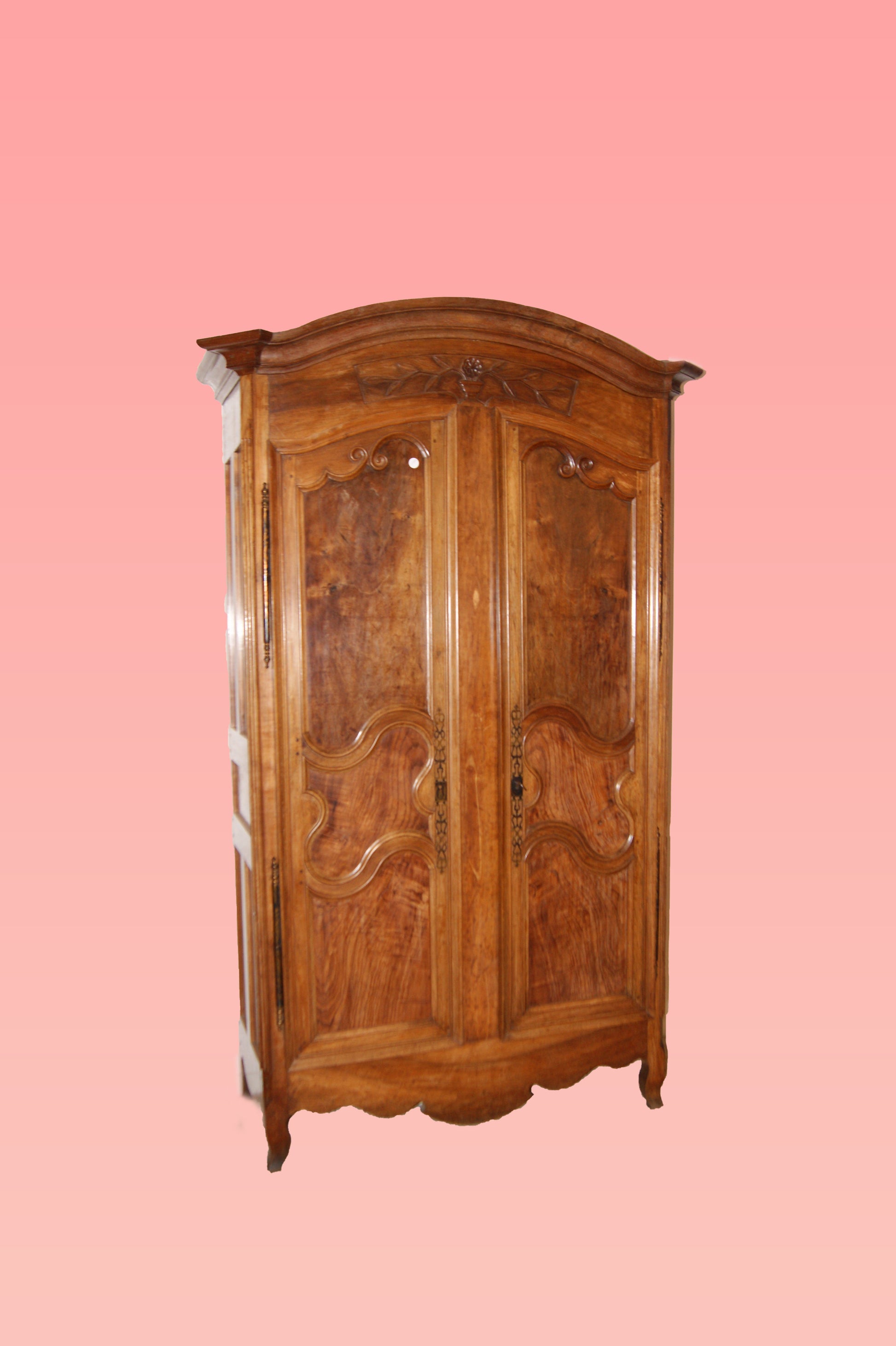 Bellissimo armadio francese del 1700 in legno di noce stile Provenzale