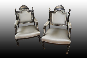 Paire de beaux fauteuils XIXème en nacre et bois noirci
