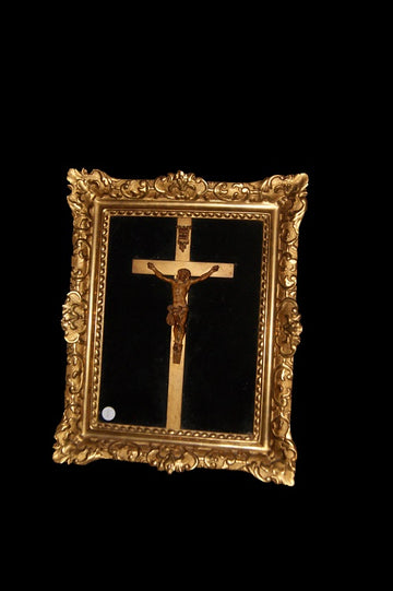 Crucifix français du début du 19ème siècle avec Christ en bois et magnifique cadre doré