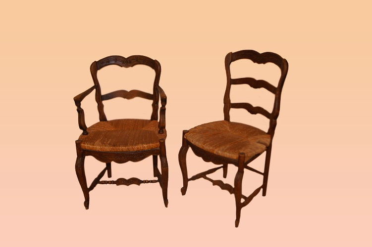 Gruppo di 4 sedie Provenzale con 2 capotavola in legno di noce incannate