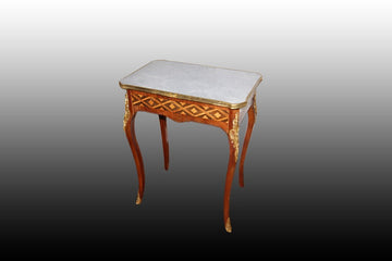 Superbe petite table française des années 1800 de style Louis XV avec marbre, bronzes et marqueteries