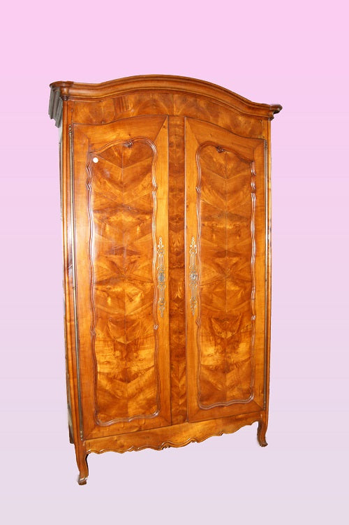 Armoire française en racine de noyer provençale 1700 avec 2 portes fermées