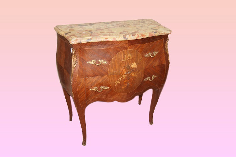 Antico Comoncino francese del 1800 stile Luigi XV con intarsio floreale centrale e piano in marmo