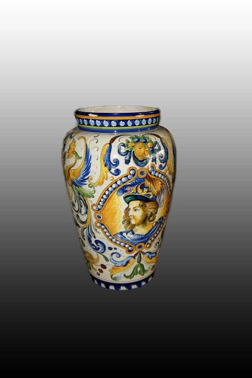 Vaso italiano di inizio 1900 in maiolica di gusto neorinascimentale con ricchi decori