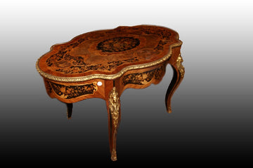 Magnifique table basse ovale chantournée richement marquetée de style Louis XV
