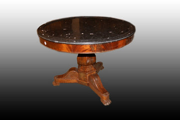 Belle table de style Charles X en bois d'acajou et plume d'acajou avec dessus en marbre