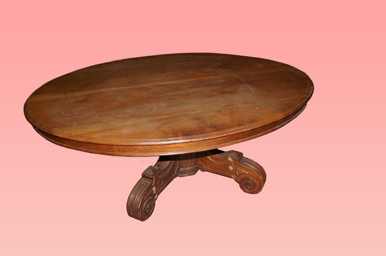 Tavolo ovale allungabile in legno di noce stile Luigi Filippo del 1800
