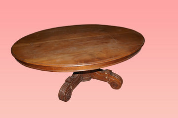 Table ovale à rallonge en bois de noyer de style Louis Philippe datant des années 1800